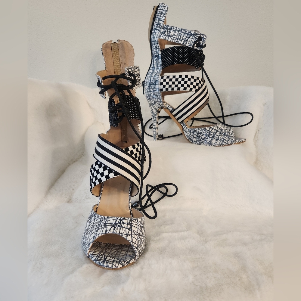 Black & White size 7 multi print heel